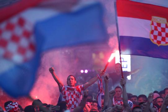 Com punhos cerrados, croatas preparam telão para ver a final em Zagreb