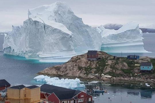 Iceberg gigante ameaça vilarejo na Groenlândia