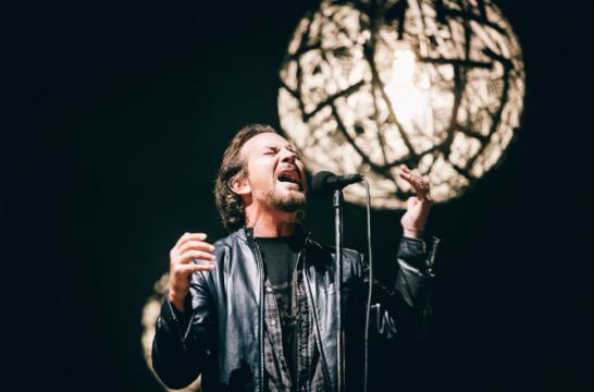 Pearl Jam toca com Jack White clássico de Neil Young e fecha festival em Portugal