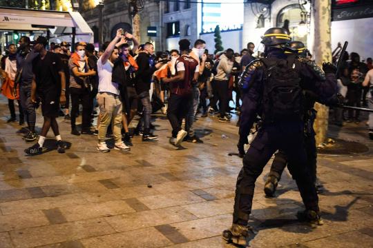 Festa do título da Copa tem saques e prisões na França