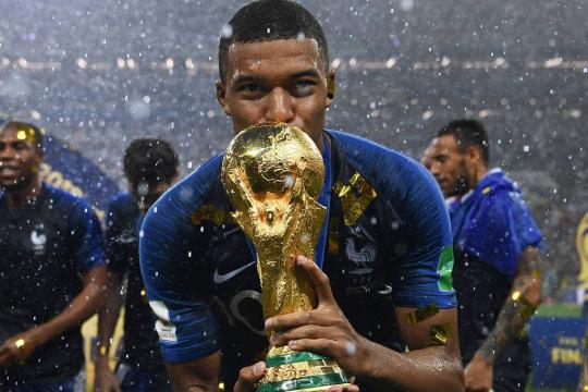 'O rei sempre permanecerá o rei', declara Mbappé sobre Pelé