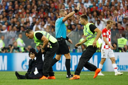 Ativista que invadiu o campo na final da Copa é condenada a 15 dias de prisão