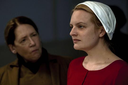 Segunda temporada de 'The Handmaids Tale' é brutal, não muito mais