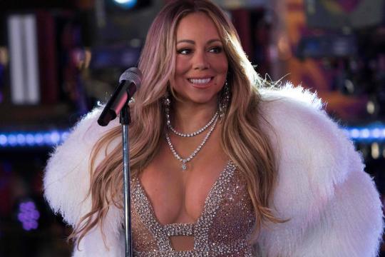 Mariah Carey interrompe show e ajuda no pedido de casamento a um de seus dançarinos