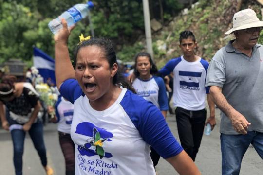 Parentes enterram morto em cerco a igreja durante protestos na Nicarágua