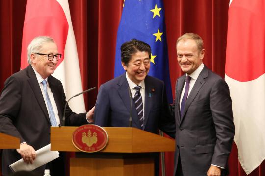 Japão e União Europeia assinam pacto de livre-comércio