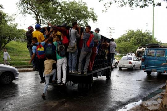 Weary Venezuelans rely on 'dog cart' transports as buses succumb to crisis