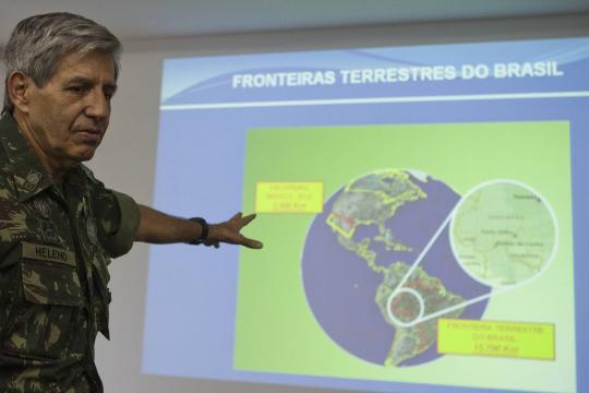 Ex-chefe militar no Haiti, provável vice de Bolsonaro defendeu mandados coletivos no Rio
