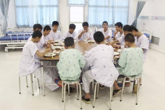 Após oito dias, meninos e técnico recebem alta de hospital na Tailândia