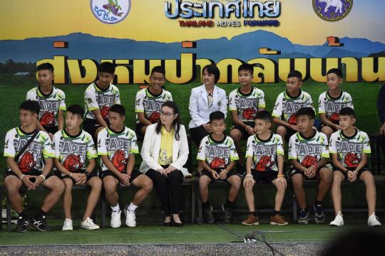 Meninos da Tailândia estão prontos para 'vida normal', diz médico após alta