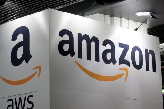 Amazon.com's stock market value hits $900 billion, threatens Apple