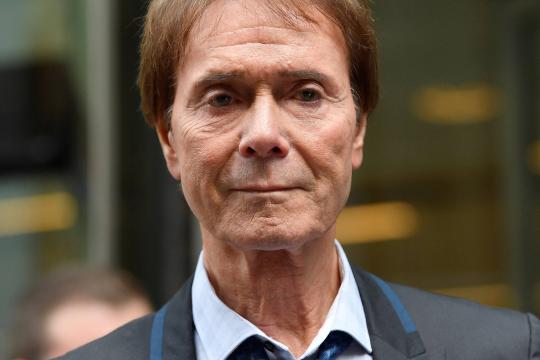 BBC é ordenada a indenizar Cliff Richard por cobertura de operação policial