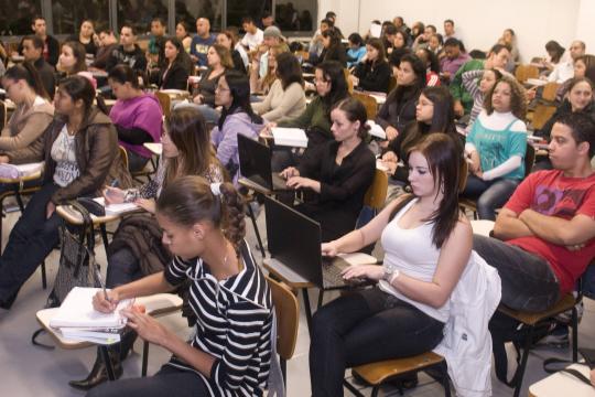 Mensalidade de curso presencial tem reajuste abaixo da inflação em 2018