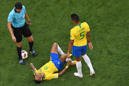 Neymar rebatiza 'desafio' e responde com risadas a críticas por simulação