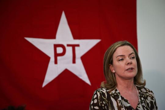 Dividido e à espera do PSB, PT não formaliza convite a Manuela D'Ávila