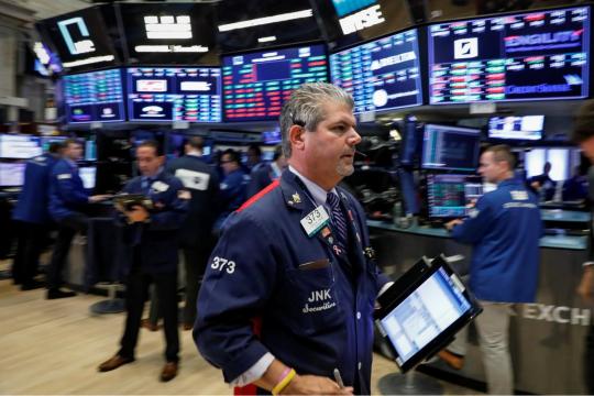 U.S. stocks fall on sour earnings, trade fears