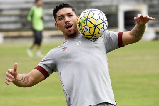 Corinthians anuncia a contratação do volante Douglas até julho de 2022