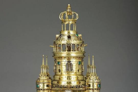 Palácio de Buckingham abre exposição com manto de Napoleão e porta tempero com joias