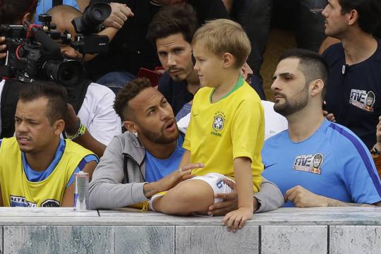 Neymar diz ter as costas largas e que segue em frente pelo filho