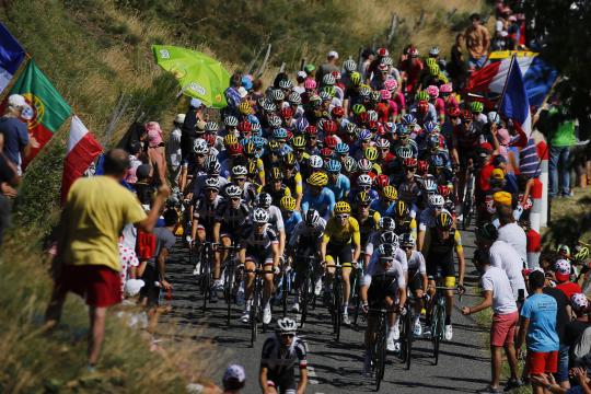 Próxima dos ciclistas, torcida vira problema para a Volta da França