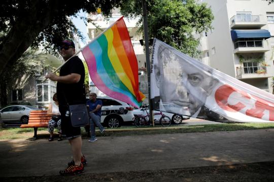 Israel's LGBT community protests for fathers' surrogacy rights