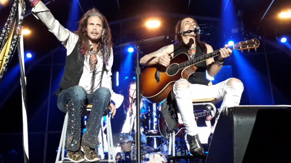 Steven Tyler toca Beatles e canta feliz aniversário a Nelson Mandela em festival