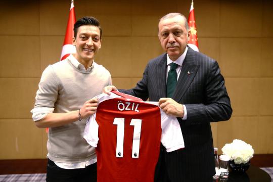 Özil deixa seleção alemã aos 29 anos e cita racismo por origem turca