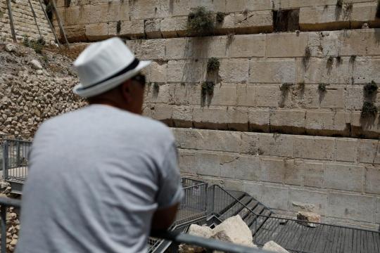 Boulder falls from Jerusalem's Western Wall, barely missing worshipper