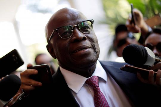 Álvaro Dias tenta marcar conversa com Joaquim Barbosa