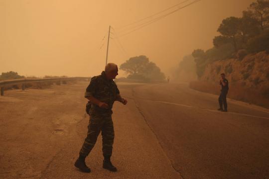 Incêndios deixam ao menos 60 mortos na Grécia
