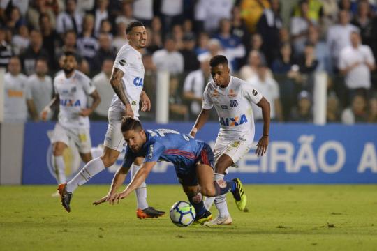 Santos empata com líder Flamengo e se afasta da zona de rebaixamento