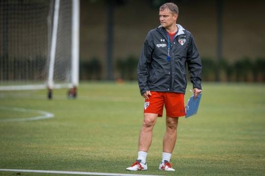 São Paulo joga para assumir a liderança do Brasileiro após três anos