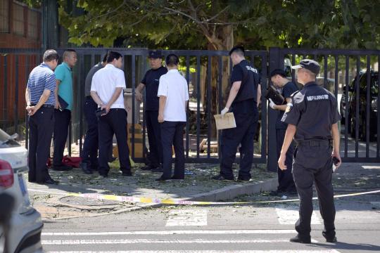 Homem detona bomba em frente à embaixada dos EUA em Pequim