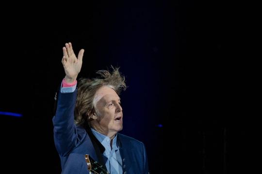 Paul McCartney volta a bar onde os Beatles começaram para show surpresa