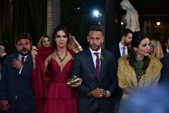 Sem Bruna, Neymar é padrinho de mais um casamento durante suas férias em São Paulo