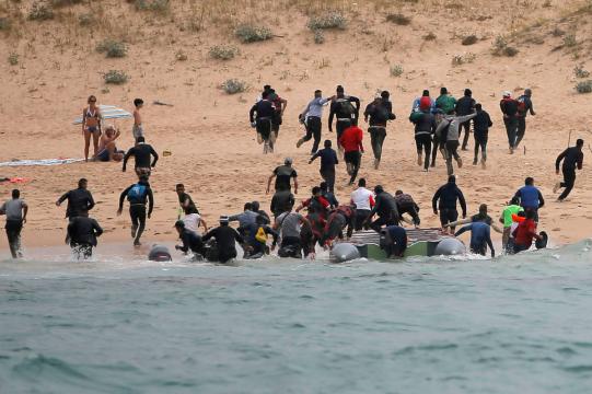 Grupo de imigrantes chega em praia com banhistas na Espanha