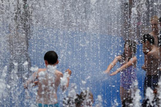 Temperatura se aproxima de recorde no Reino Unido, e país tem sexta da fornalha