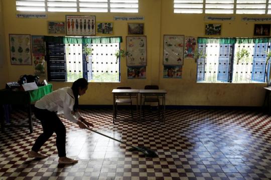 Cambodia sets up polling stations, officials expect 60 percent turnout