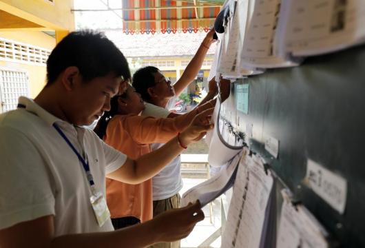 Cambodia sets up polling stations; government critics call for election boycott