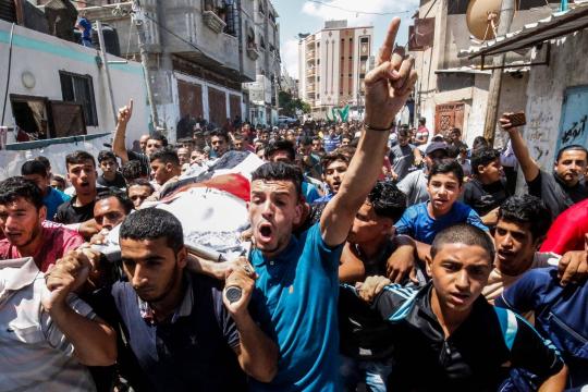 Milhares vão a funeral de criança palestina morta em confronto