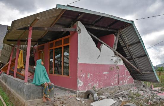 Several hundred stranded on Lombok volcano after earthquake