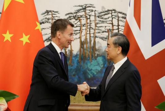 China tempts Britain with free trade, says door to U.S. talks open
