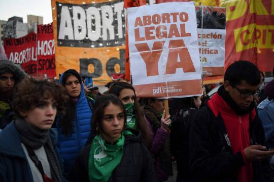 Campanha pró-aborto na Argentina revela tensões entre governo e Igreja