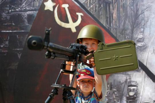 Crianças russas aprendem a guerrear nas férias