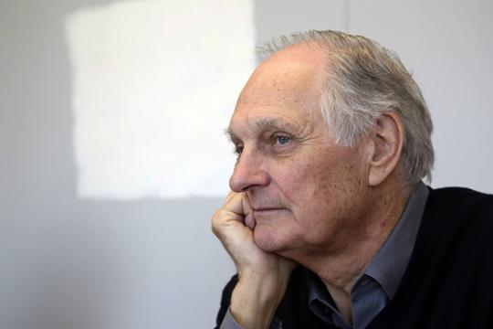 Ator Alan Alda revela que está com Parkinson