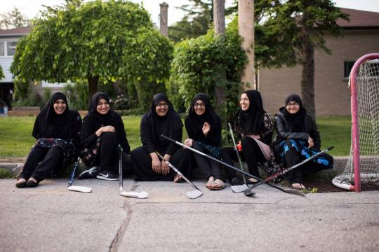 Irmãs muçulmanas jogam com véu e formam time de hóquei no Canadá