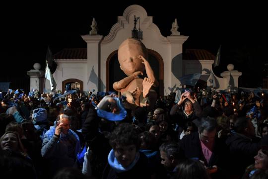 A uma semana de votação de lei, Argentina se divide sobre aborto