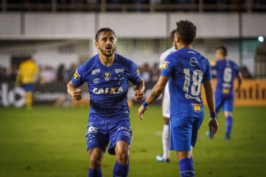 Cruzeiro vence o Santos na Vila em noite de VAR coadjuvante