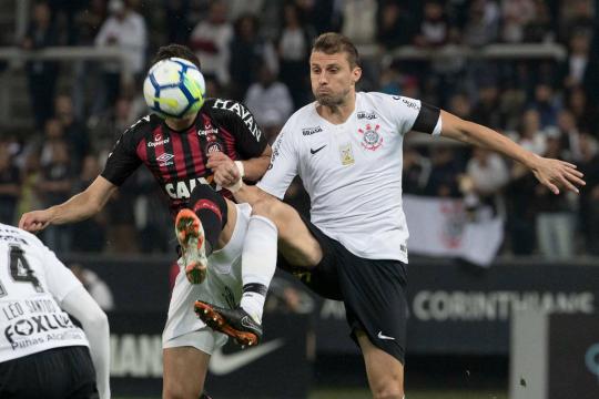 Corinthians empata em casa com o Atlético-PR e freia arrancada no Brasileiro