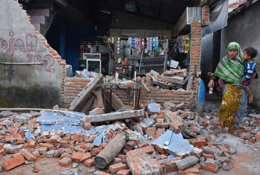Powerful quake on Indonesia's Lombok island kills 91, tourists flee
